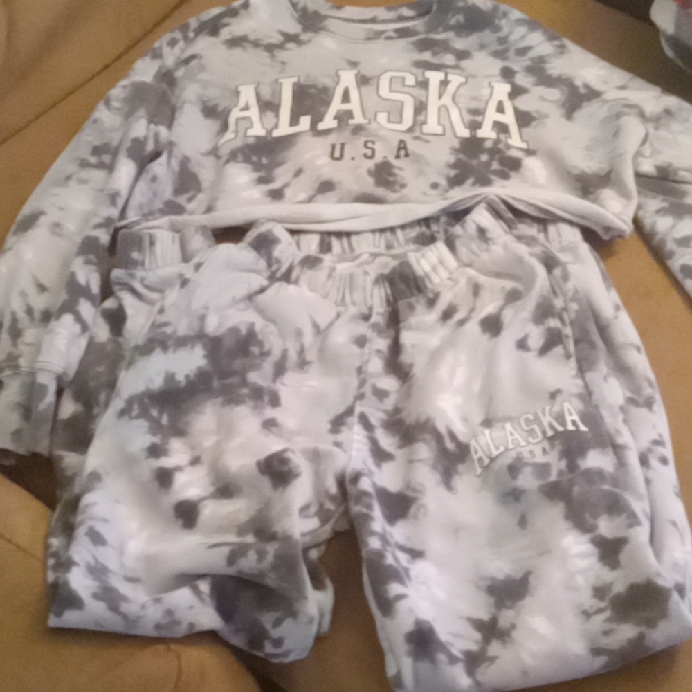 BRAND NEW HOLLISTER SWEAT SHIRT & SWEAT PANTS SET XS!